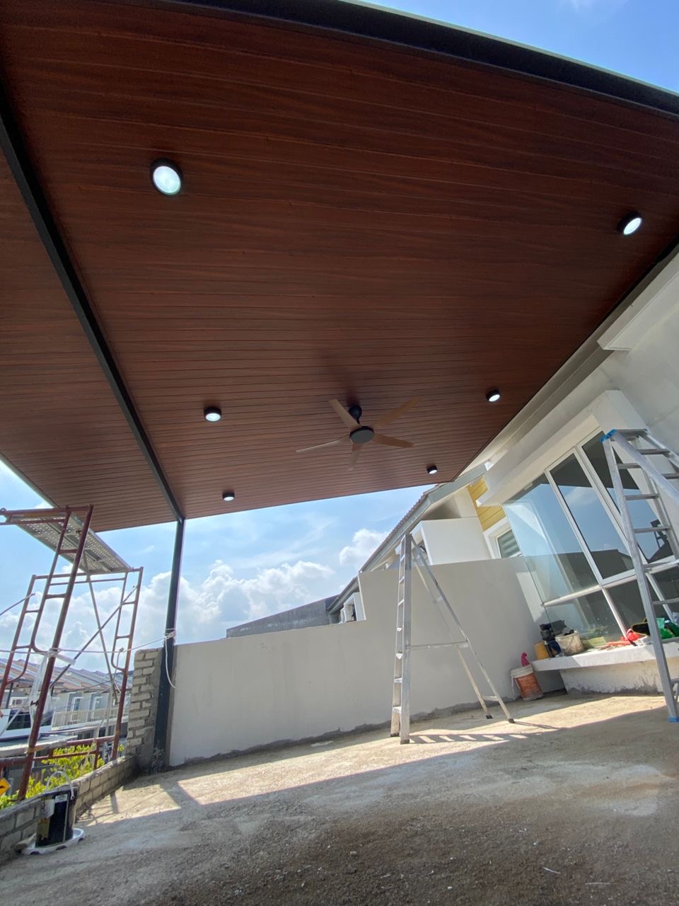 Awning dengan kemasan siling bercorak kayu, lampu dan kipas